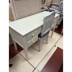 Escritorio blanco 5/c con silla rejilla