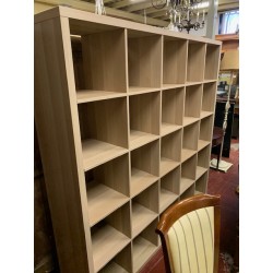 Entanteria libreria huecos en madera roble claro