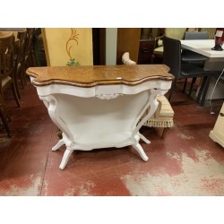 Consola antigua decorada