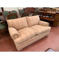 Sofa 2/p clasico brazo curvo tap beige