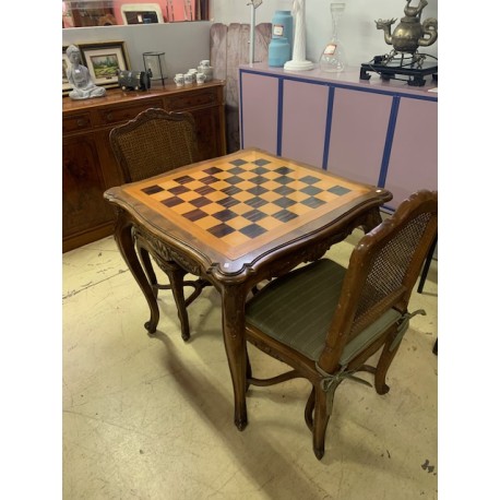 Mesa ajedrez pata torneada + 2 sillas rejilla