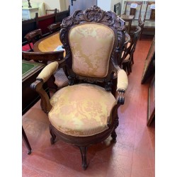 Butaca antigua con talla en madera de caoba