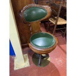 Silla antigua estilo barco con piel verde