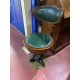 Silla antigua estilo barco con piel verde
