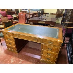 Mesa despacho clasica raiz sobre piel