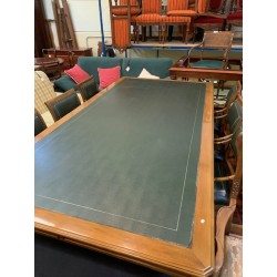 Mesa juntas clasica sobre piel + 8 sillones