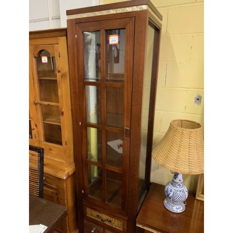 Vitrina colonial madera y rattan 1/p 2/c