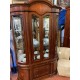 Vitrina clasica nogal con marqueteria 2/p