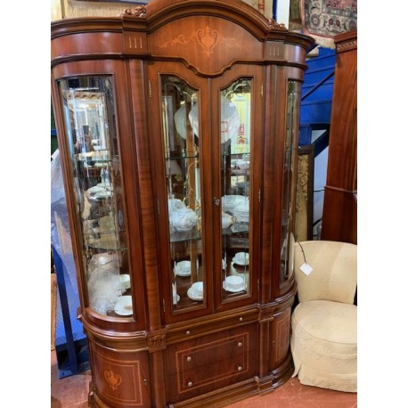 Vitrina clasica nogal con marqueteria 2/p