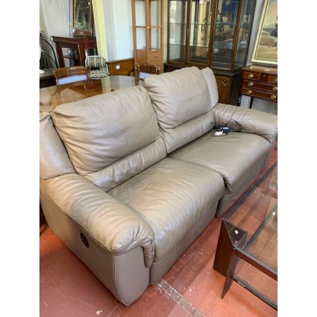 Sofa piel color topo con 2 relax electricos