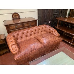 Sofa 2/p + 2 butacas tipo chester en piel