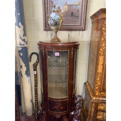 Vitrina est frances con marqueteria y bronces