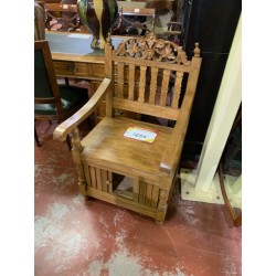 Sillon colonial tallado con puertas persiana