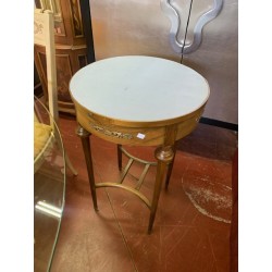 Mesa auxiliar redonda con bronces tapa tapizada