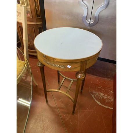 Mesa auxiliar redonda con bronces tapa tapizada