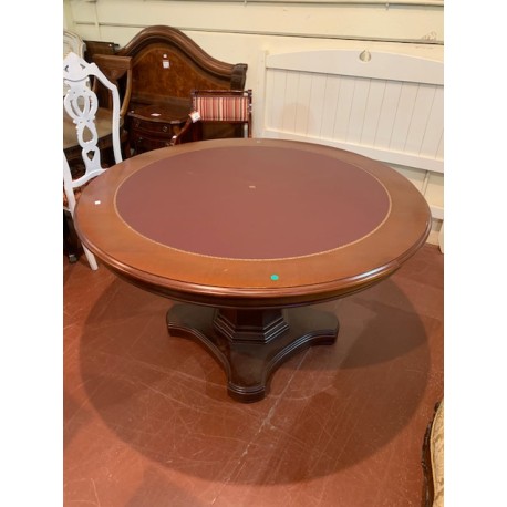 Mesa redonda clasica juntas sobre piel granate