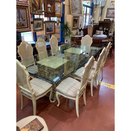 Mesa comedor 2 columnas con relieves tapa cristal con forma