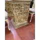 Mesa comedor 2 columnas con relieves tapa cristal con forma