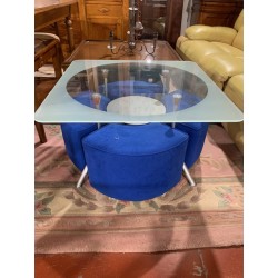 Mesa centro tapa cristal con 4 puffs azules
