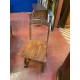 Silla antigua con talla