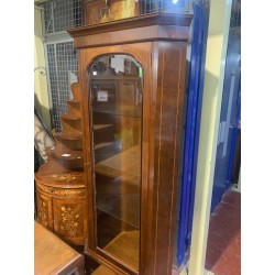 Vitrina clasica de rincon en madera de nogal