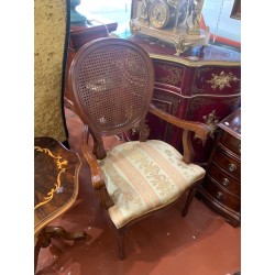 Silla con brazos respaldo rejilla