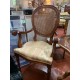 Silla con brazos respaldo rejilla