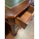 Mesa despacho clasica sobre piel verde