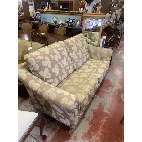 Sofa 3/p pata torneada tap chenilla beige con hojas