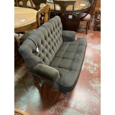 Sofa descalzador pata torneada tap marron con capitone