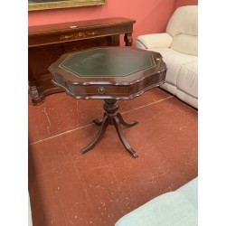 Mesa juego octogonal con cajones sobre piel