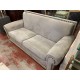 Sofa diseño est clasico con detalles tachuelas en color gris