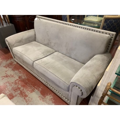 Sofa diseño est clasico con detalles tachuelas en color gris