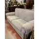 Sofa diseño est clasico con detalles tachuelas en color gris