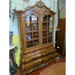 Vitrina est holandes en raiz de nogal 2/p 6/c
