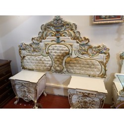 Dormitorio matrimonio estilo Rococo color claro con flores