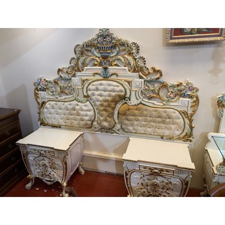 Dormitorio matrimonio estilo Rococo color claro con flores