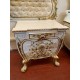 Dormitorio matrimonio estilo Rococo color claro con flores