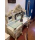 Dormitorio matrimonio estilo Rococo color claro con flores