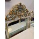 Dormitorio matrimonio estilo Rococo color claro con flores