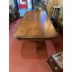 Mesa comedor en madera de nogal con 2 pies