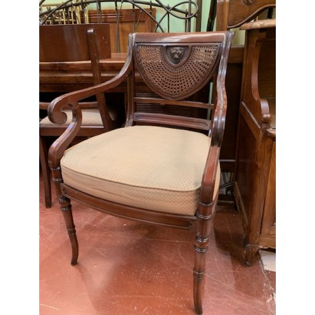 Silla clasica con brazos y rejilla tap amarillo