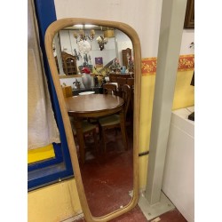 Espejo diseño con forma en madera crudo